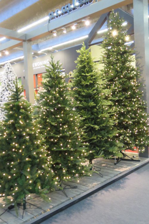 Ель Ирландская с лампочками 185 см., 264 LED лампы, литая хвоя+пвх, Black Box (74397)