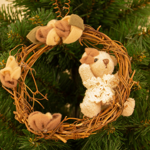 Украшение новогоднее, мишка светлый на венке, h-14см (C21-058179)