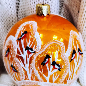 Стеклянный шар Снегири в зимнем лесу 85 мм., в подарочной упаковке, Коломеев (КУ-85-204010)