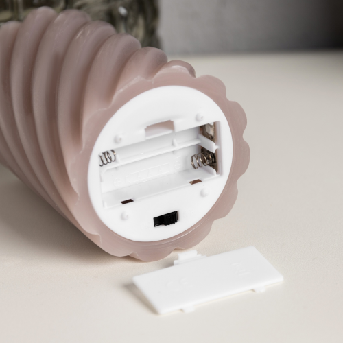 Светодиодная свеча Витая лиловая 7.5×12.5×7.5 см., пластик, воск, батарейки АААх2, Luazon Lighting (9907621)