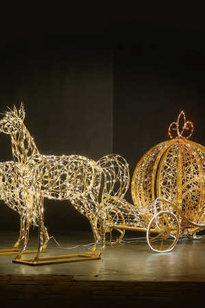 Светодиодная фотозона Карета маленькой Принцессы с конями 150 см., Сад Радости (SR119)