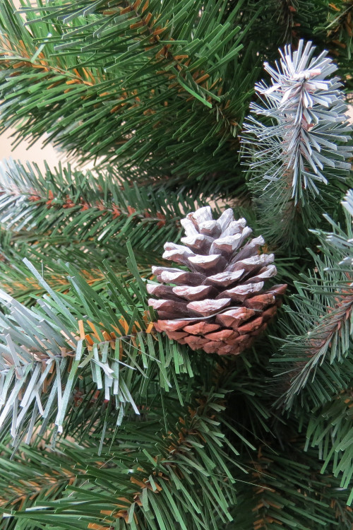 Елка Императрица заснеженная с шишками 60 см. в мешочке, мягкая хвоя, Triumph Tree (73701)