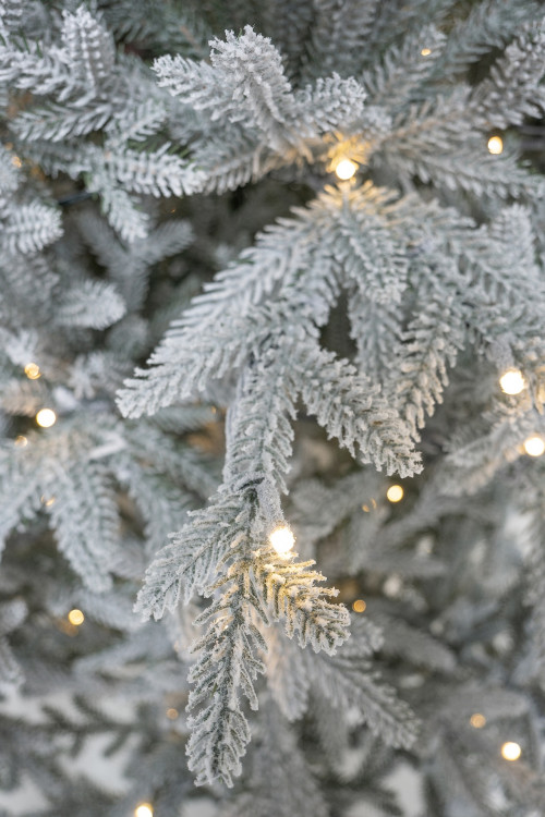 Искусственная елка Петроградская заснеженная 210 см., с теплыми белыми Led лампами, 100% литая хвоя, Елкиторг (237210)