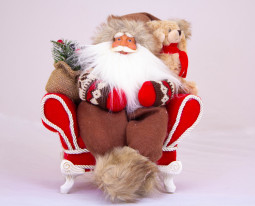 Санта-Клаус в красном кресле 26 см., Театр Подарков (С21-121317)