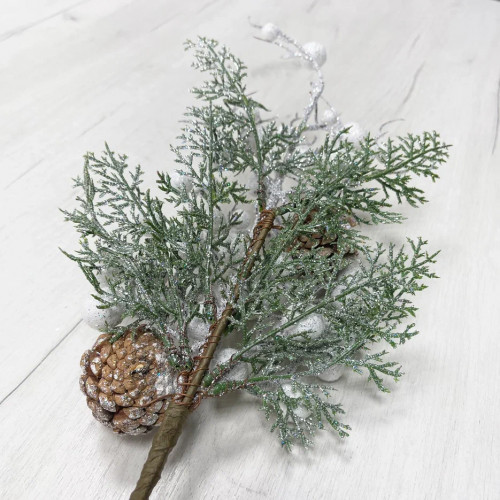 Ветвь заснеженная Блестящая с белыми ягодами и шишками 50 см., Christmas DeLuxe (89186)