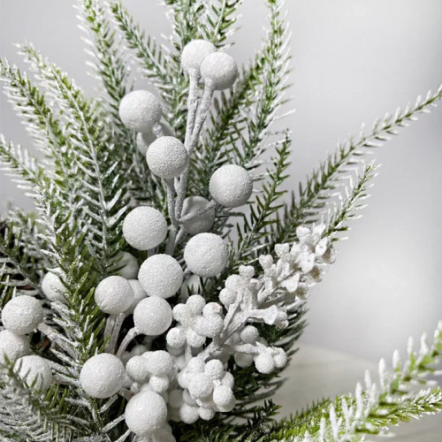 Новогодняя настольная композиция с белыми ягодами и шишкой 35 см., Christmas DeLuxe (89295) в Санкт-Петербурге