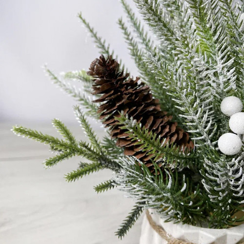 Новогодняя настольная композиция с белыми ягодами и шишкой 35 см., Christmas DeLuxe (89295) в Санкт-Петербурге