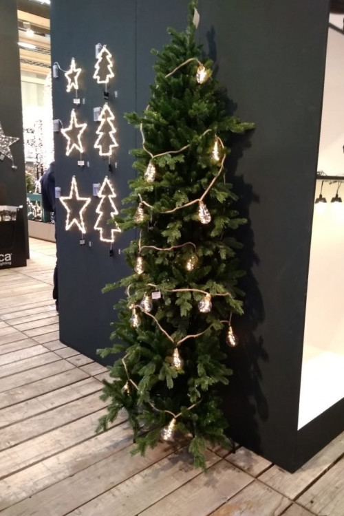 Сосна Изумрудная пристенная 245 см., Литая хвоя+Пвх, Triumph Tree (73883)