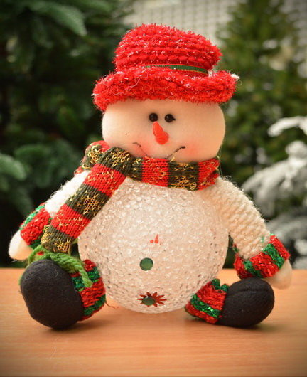 Декоративная кукла - украшение "Снеговик музыкальный" 20см (5905)