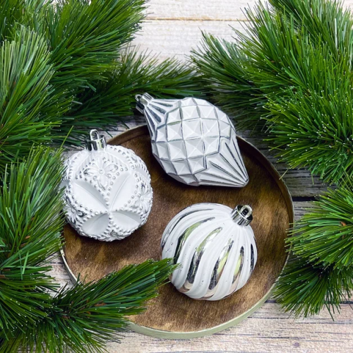 Набор пластиковых шаров Рандеву 80 мм., 9 шт., белый с серебром, Christmas DeLuxe (87805)