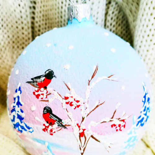 Стеклянный шар Снегири в зимнем лесу 85 мм., в подарочной упаковке, Коломеев (КУ-85-194130)