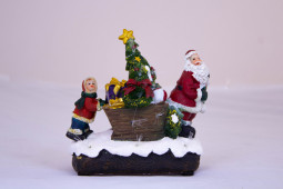 Новогодняя фигура, Санта с мальчиком у елки, h-11,5 см. (FQ14033A)