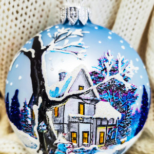 Стеклянный шар Снеговик у дерева 85 мм., в подарочной упаковке, Коломеев (КУ-85-204041)