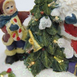 Новогодняя фигура, Санта с мальчиком у елки с подсветкой, h-11,5 см (FQ13009-2)