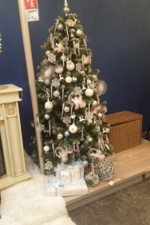 Елка Императрица заснеженная с шишками 305 см., мягкая хвоя, интерьерная, ПВХ, Triumph Tree (73086)