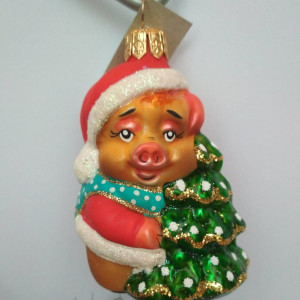 Елочное украшение Свинка у елочки (символ года), в подарочной упаковке, Батик (ФУ-522)