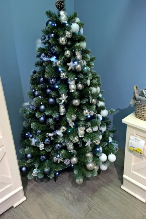 Елка Императрица заснеженная с шишками 425 см., мягкая хвоя, Triumph Tree (73088)