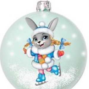 Стеклянный шар Крольчишка на коньках 65 мм., в подарочной упаковке, Коломеев (КУ-65-224120)
