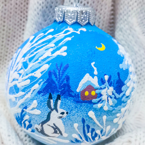 Стеклянный шар Зайчик в лесу 80 мм., в подарочной упаковке, Коломеев (КУ-80-224012)