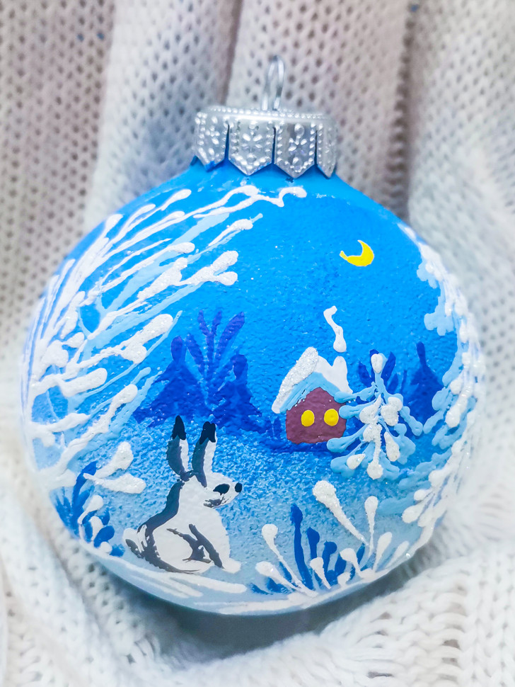 Стеклянный шар Зайчик в лесу 80 мм., в подарочной упаковке, Коломеев (КУ-80-224012)