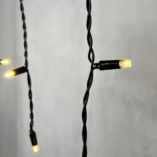 Светодиодная бахрома с колпачком 3,2*0,9 м., 180 теплых белых LED ламп, черный провод ПВХ, IP65, LTC (PIL180CAP-11-2WW)